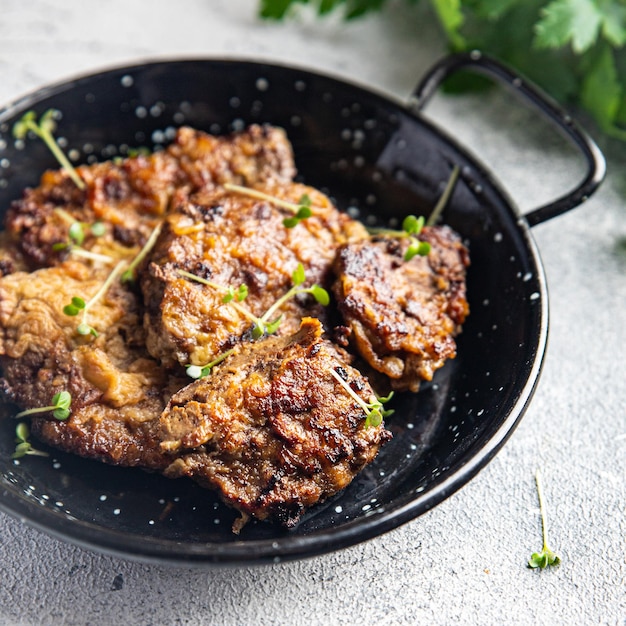 Fígado de porco pedaços fritos comida de carne refeição saudável comida lanche na mesa cópia espaço comida