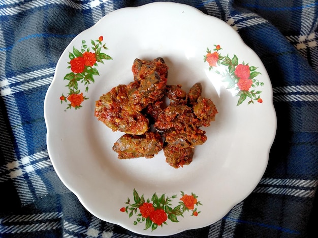 Fígado ou Órgão de Frango Frito Hati Ayam Órgão de frango frito balinês com molho de pimenta picante