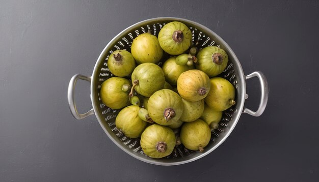 Figos em um colander frutas orgânicas isoladas em fundo branco