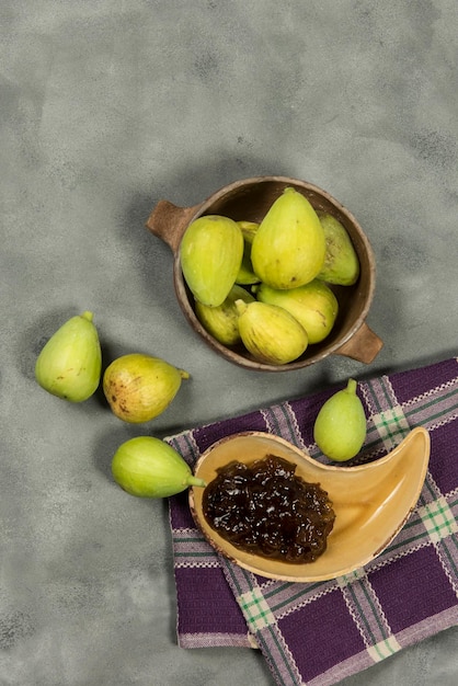 Figos frescos com ingredientes em cima da mesa
