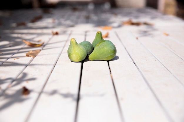 Foto figos inteiros em uma mesa de jardim