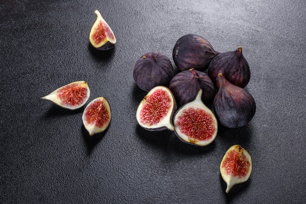 Figos maduros frescos na mesa escura