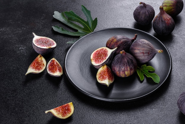 Figos maduros frescos na mesa escura