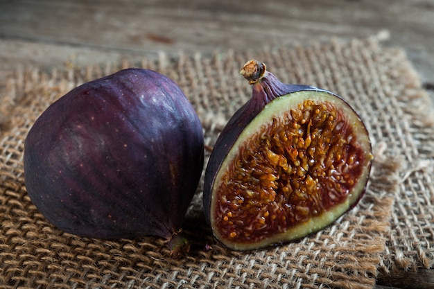 Figos maduros meia de uma mesa de madeira velha e serapilheira