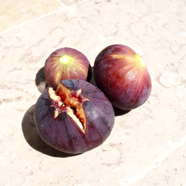 Figueira ou figueira ou figueira comum ou Ficus carica é uma planta decídua subtropical do gênero Ficus da família Mulberry Frutos maduros de figo roxo em um fundo claro Alimentos saudáveis