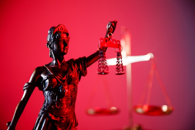 Figur von Lady Justice in Neon.