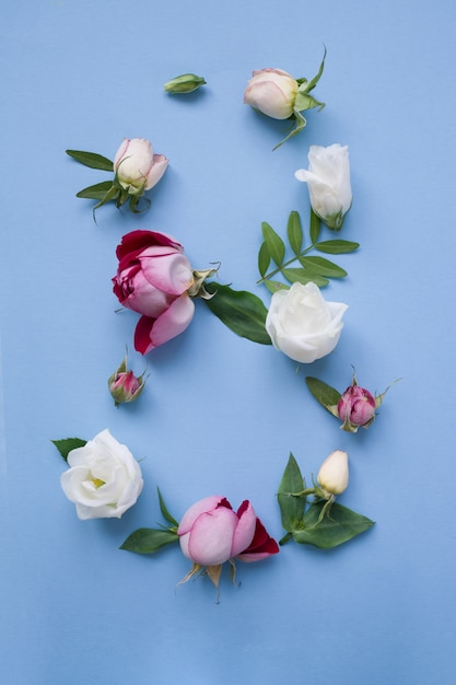 Figura 8 feita de diferentes flores em azul