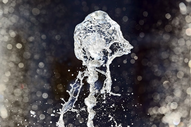 Foto figura abstrata de uma fonte de água na superfície desfocada