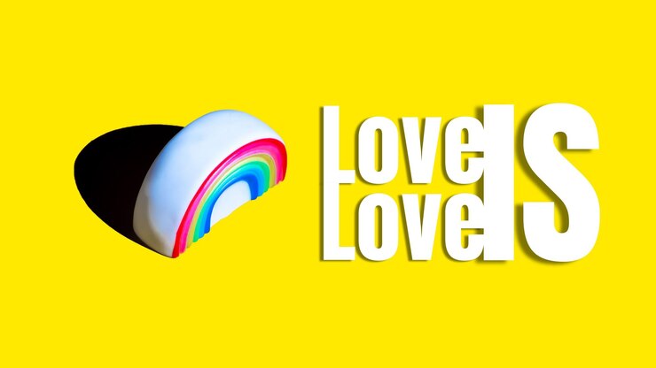 Foto figura de un arco iris sobre un fondo amarillo con las palabras love is love impresas en él concepto de amor lgbt