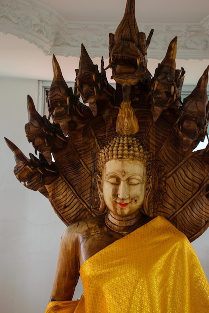 Figura de Buda en madera en el templo chino Wat Hyua Pla Kang en Chiang Rai