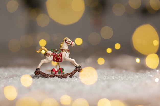 Figura de un caballo mecedor Decoración festiva, cálidas luces bokeh.