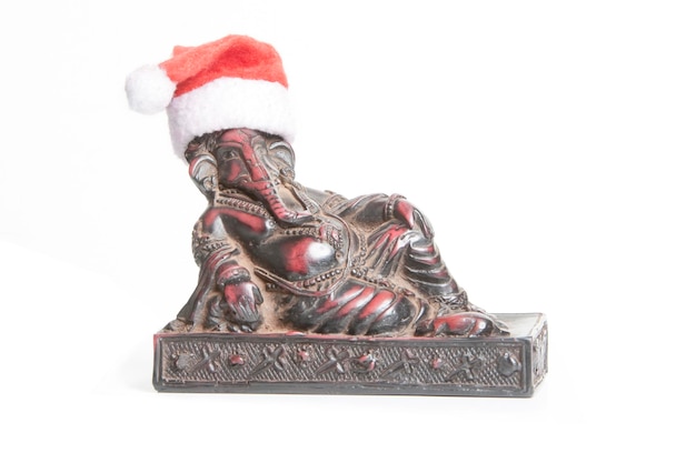 Figura cerâmica de mentir Lord Ganesh em um chapéu de natal isolado