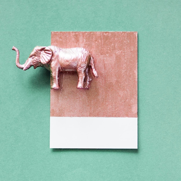 Figura de elefante colorida em um papel