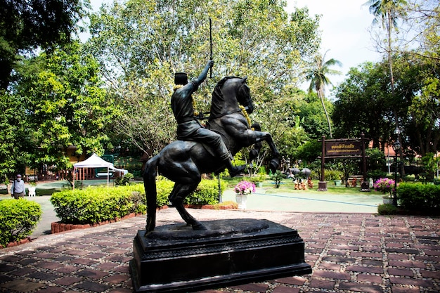 Figura de escultura antiga ou estátua antiga no parque de jardim Khum Khun Phaen no templo Wat Khae para viajantes estrangeiros viajantes tailandeses visitam Suphanburi em 13 de dezembro de 2022 em Suphan Buri Tailândia