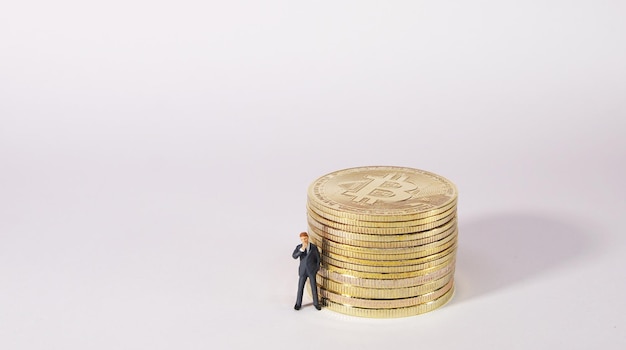 Figura de homem de negócios em frente ao conceito de mineração bitcoin Bitcoin