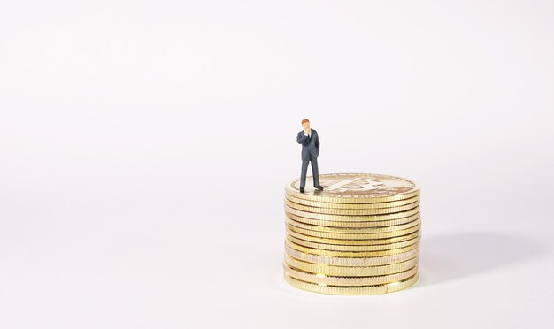 Figura de homem de negócios em pé no conceito de mineração bitcoin bitcoin