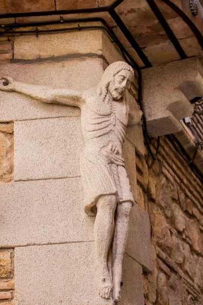 Foto figura de pedra esculpida de jesus cristo na cidade de toledo, espanha