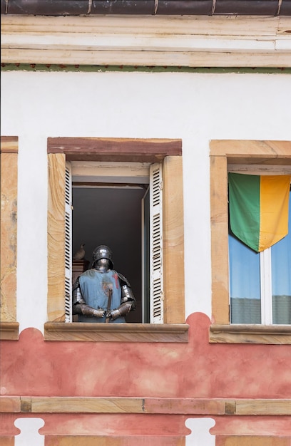 Figura de um cavaleiro na janela de um edifício