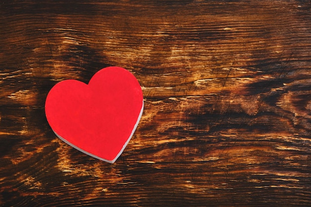Figura de um fundo de madeira de coração vermelho
