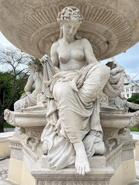 Figura de uma mulher semi-nua sentada no pedestal da Fonte do Danúbio, em Budapeste