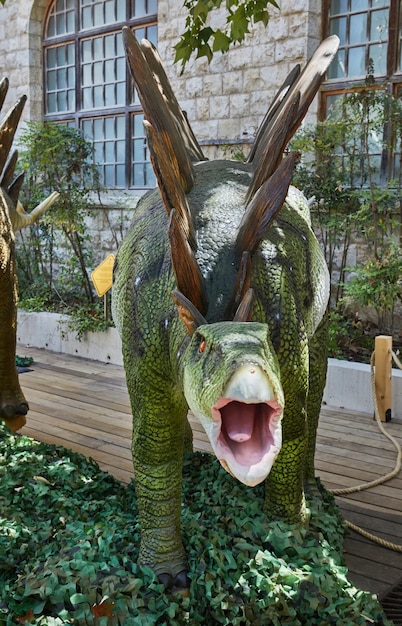 La figura de dinosaurio de tamaño natural en el parque es una aproximación a la realidad.