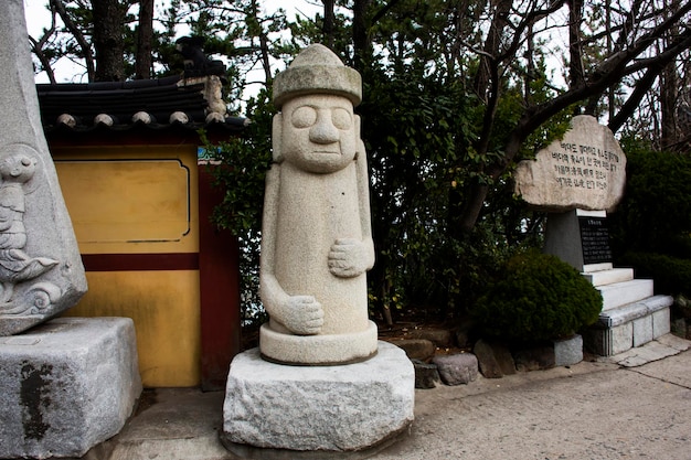 Figura de dol hareubangs o estatua de tol harubangs de la isla de jeju en el templo de Haedong Yonggungsa o santuario de Yonggung para los coreanos viajeros extranjeros visitan el 18 de febrero de 2023 en Jeju, Corea del Sur