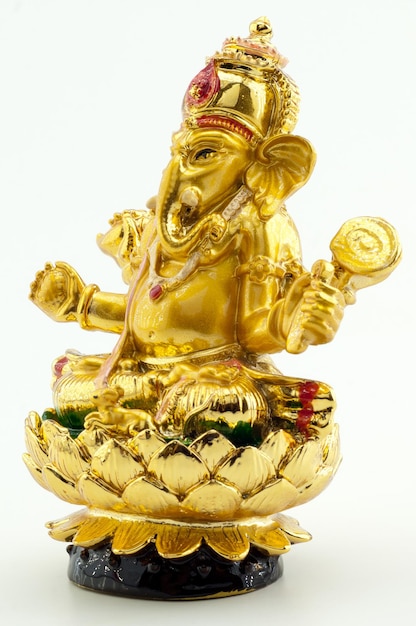 Figura dorada del elefante Ganesha sobre fondo blanco.