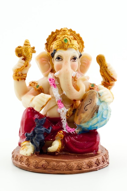 Figura dorada del elefante Ganesha sobre fondo blanco.