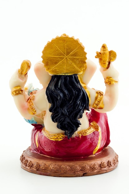 Figura dorada del elefante Ganesha sobre fondo blanco.