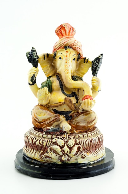 Figura dourada do elefante Ganesha no fundo branco