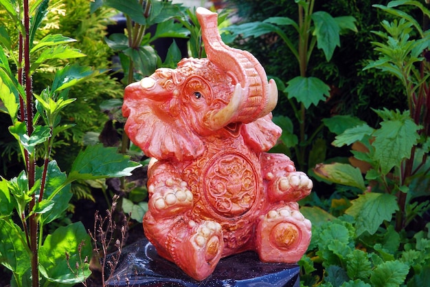 Figura de elefante de cerámica para decoración de jardín.