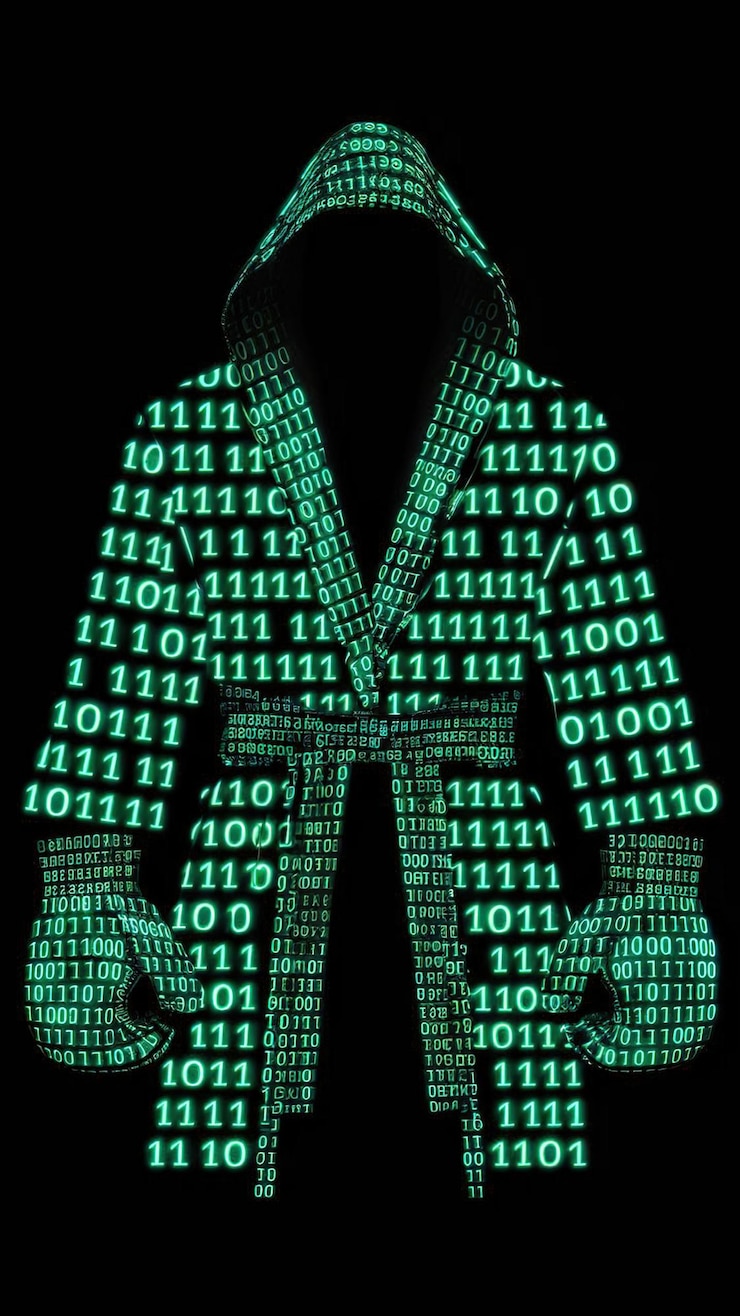 Foto figura encapuchada de enigma binario envuelta en código digital