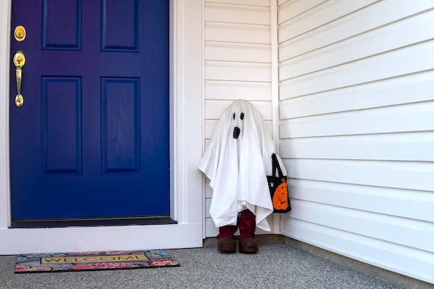 Figura fantasma perto da porta de entrada. decoração de dia das bruxas