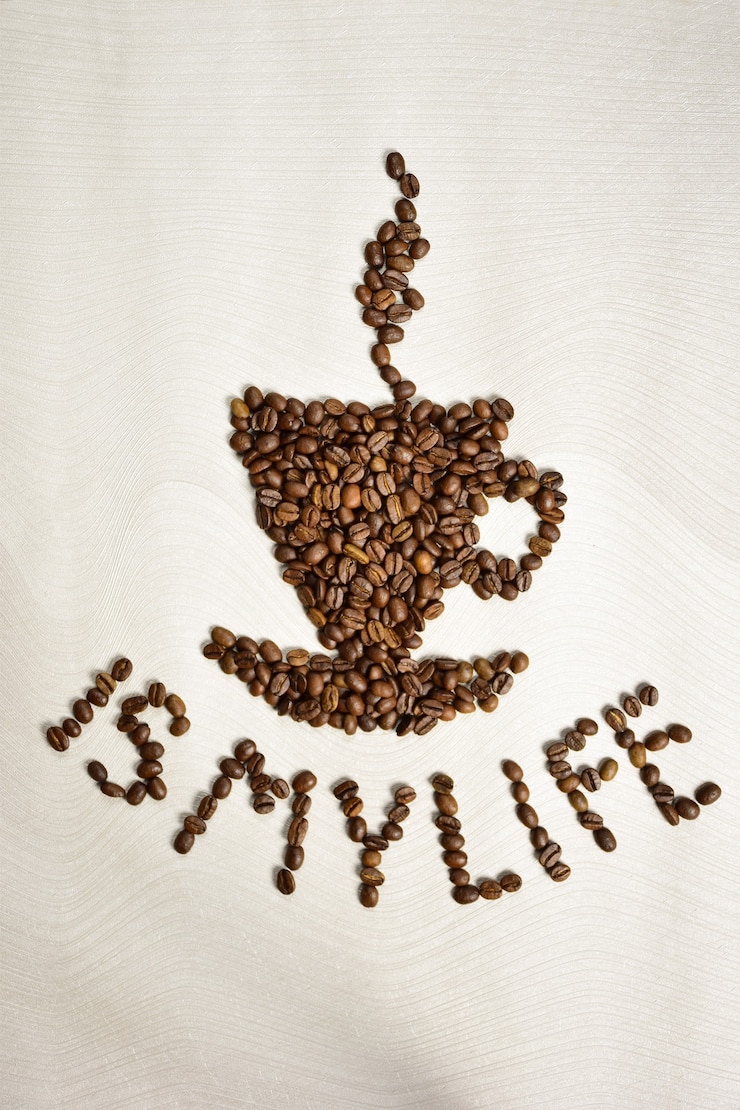 Foto una figura en forma de una taza de café con un platillo está hecha de granos de café.