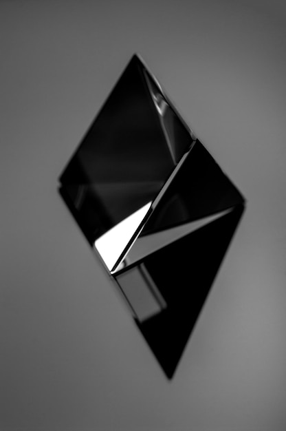 Figura geométrica de cristal brillante en blanco y negro Imagen de naturaleza muerta mínima negra de un objeto brillante abstracto