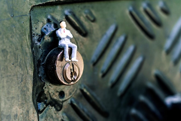 La figura de un guardia humano en el ojo de la cerradura Cerradura de la puerta en una puerta blanca Primer plano del ojo de la cerradura Protección de la propiedad de seguridad del hogar