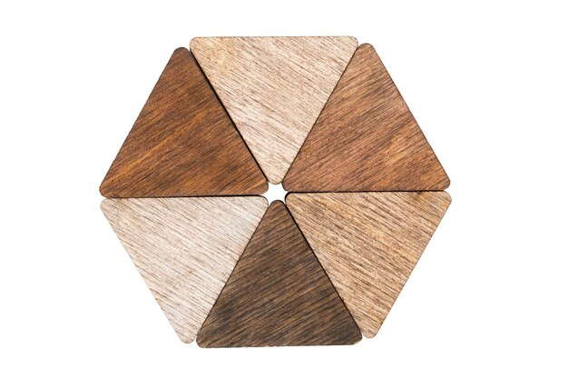 Figura hexagonal de madera aislada sobre fondo blanco