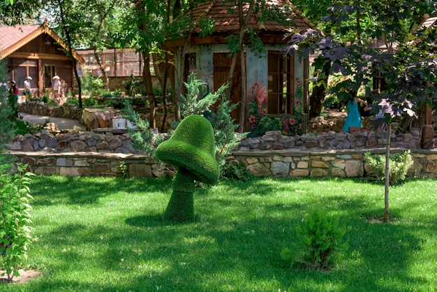 Una figura de hierba en forma de un hongo en el parque. escultura