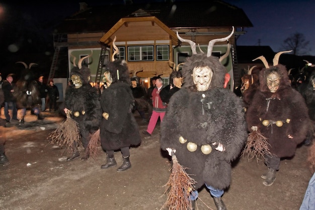 La figura del Krampus es parte del tradicional Mitterndorfer Nikolausplay que se celebra en el pequeño pueblo de Krungl Styria Austria