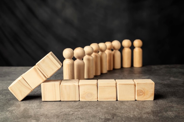 Foto una figura de madera y una fila de cubos de madera