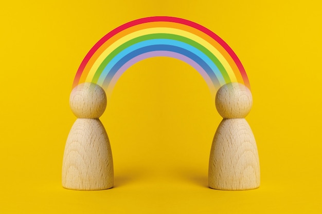 Figura de madera con símbolo de arco iris