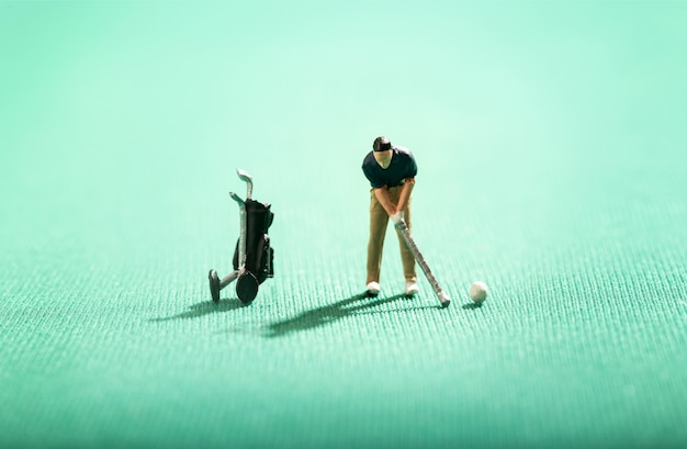 Figura en miniatura de un hombre jugando al golf