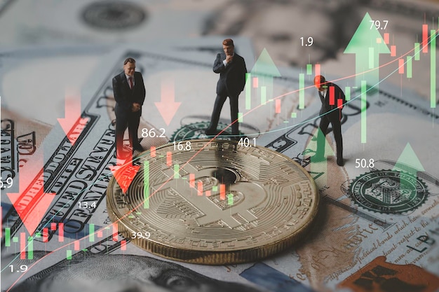Foto figura en miniatura de los hombres de negocios de pie en el billete de usd con bitcoin y el gráfico del mercado de valores para la tecnología de moneda de token de comerciante y el concepto de estrategia de planificación de crecimiento de inversión