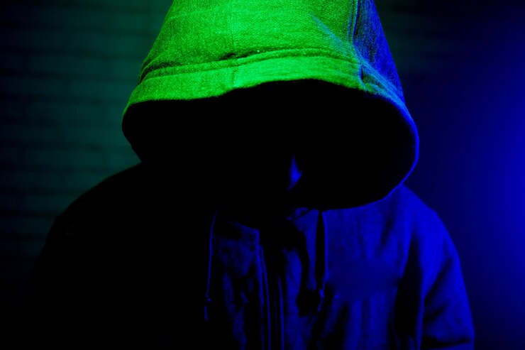Foto figura misteriosa com uma camisola com capuz e iluminação dramática