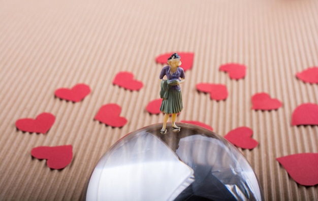 Figura de mujer y concepto de amor con corazones de papel rojo