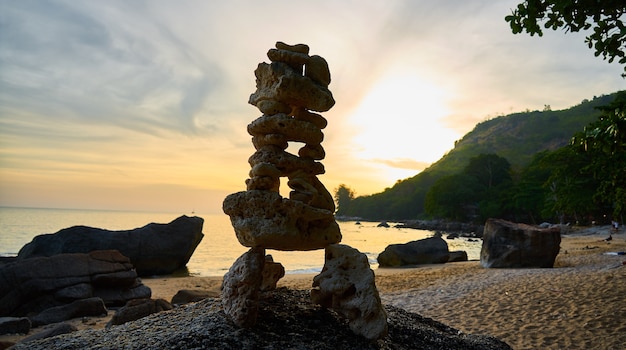 Una figura de piedras al atardecer.