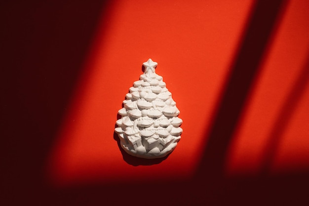 Figura de yeso de un árbol de Navidad sobre un fondo de color