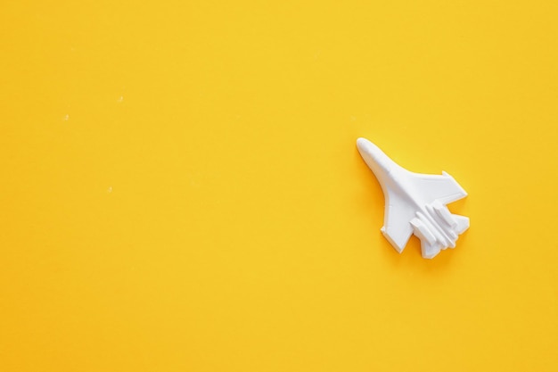 Una figura de yeso de un avión sobre un fondo de color