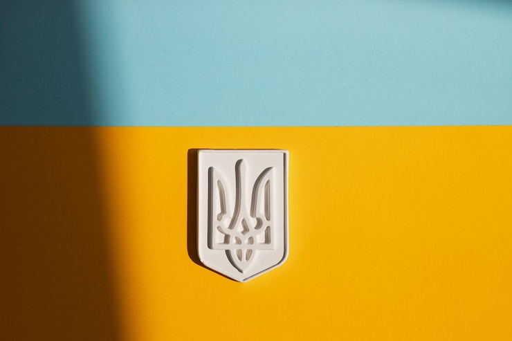 Foto figura de yeso del escudo de armas de ucrania tryzub sobre un fondo de color