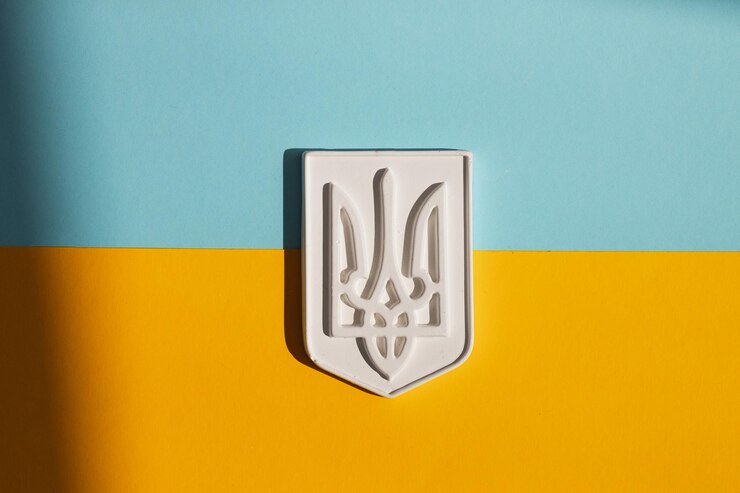 Foto figura de yeso del escudo de armas de ucrania tryzub sobre un fondo de color